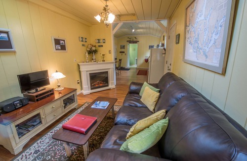 Tofino Cabin | Steps to Chesterman Beach, Surf Shack is a cozy cottage with a private Hot Tub