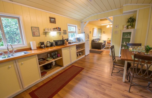 Tofino Cabin | Steps to Chesterman Beach, Surf Shack is a cozy cottage with a private Hot Tub