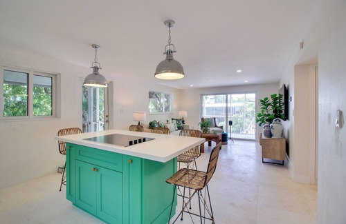 Tavernier Apartment | Steps to Gulf: Sleek Top-Floor Apt in Tavernier!