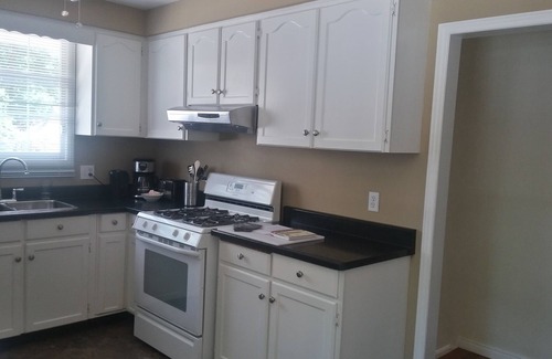 Historic Old Town House | Steps to Lake Ontario, beach & park. Bike to town. Free wifi/fireplace/netflix