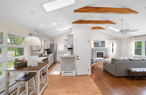 New Fairfield House | Steps to Private Beach! House on Coveted Candlewood Lake + Bonus Room & Fire Pit