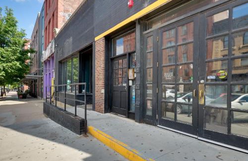 Old Market Apartment | Steps to Shops and Eats Dtwn Omaha Gem!
