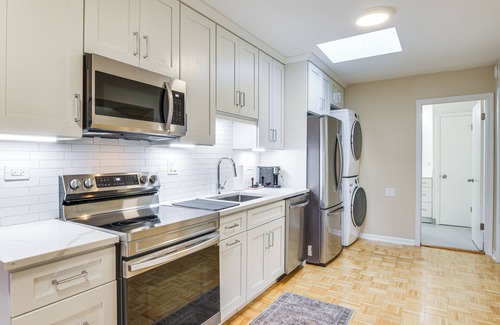 Chicago Apartment | Steps to Shops & Eats: Apt in Portage Park!