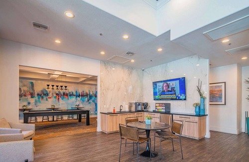 Glendale Sports and Entertainment District Apartment | Steps to Stadium |Pool, Gym, Balcony, Parking, W/D