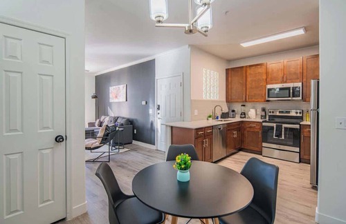 Glendale Sports and Entertainment District Apartment | Steps to Stadium |Pool, Gym, Balcony, Parking, W/D
