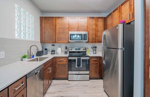 Glendale Sports and Entertainment District Apartment | Steps to Stadium |Pool, Gym, Balcony, Parking, W/D