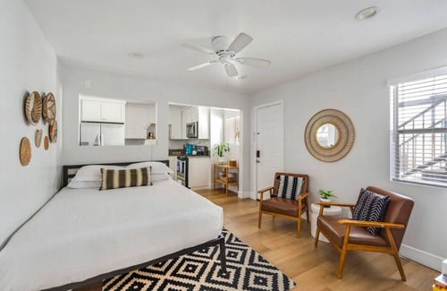 Huntington Beach Bed & Breakfast | Steps To The Beach, Main St.&Pacific City - Studio