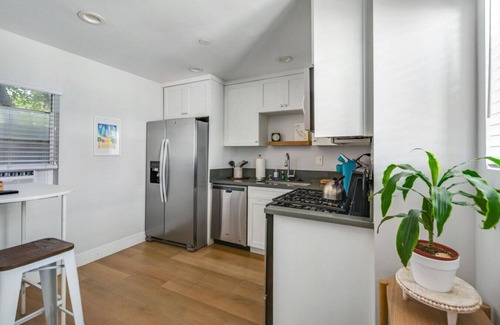 Huntington Beach Bed & Breakfast | Steps To The Beach, Main St.&Pacific City - Studio