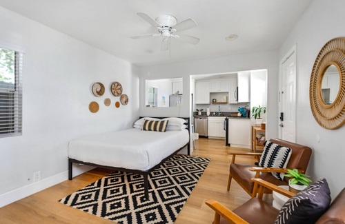 Huntington Beach Bed & Breakfast | Steps To The Beach, Main St.&Pacific City - Studio