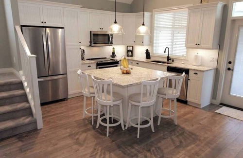 Okanagan-Similkameen House | Steps to the Beach! Stunning 3-Bedroom Vacation Home in Prime Location