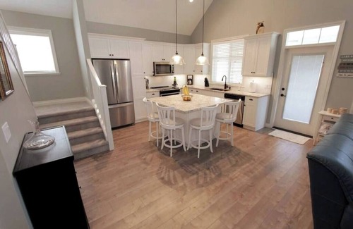 Okanagan-Similkameen House | Steps to the Beach! Stunning 3-Bedroom Vacation Home in Prime Location