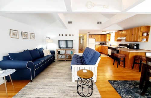Saybrook Manor House | Steps to the Beach, Cozy Year Round Cottage 🐾 Pet Friendly