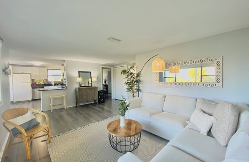 Pine Island House | Steps to the beach! KAYAKS! Minutes to WEEKI WACHEE.