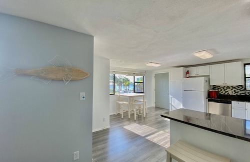Pine Island House | Steps to the beach! KAYAKS! Minutes to WEEKI WACHEE.