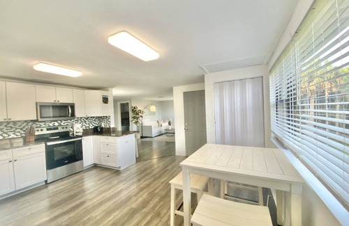 Pine Island House | Steps to the beach! KAYAKS! Minutes to WEEKI WACHEE.