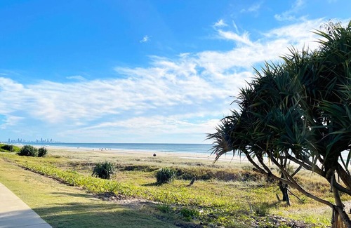 Bilinga House | STEPS TO THE SAND - Gorgeous beach cottage with large deck - pet friendly!
