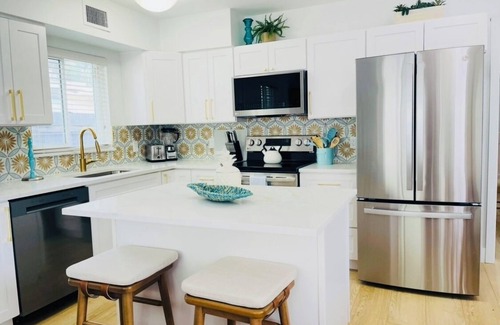 Indian Rocks Beach Apartment | Steps to the Beach, No Car Needed, Completely Permitted Remodel + King Size Bed!