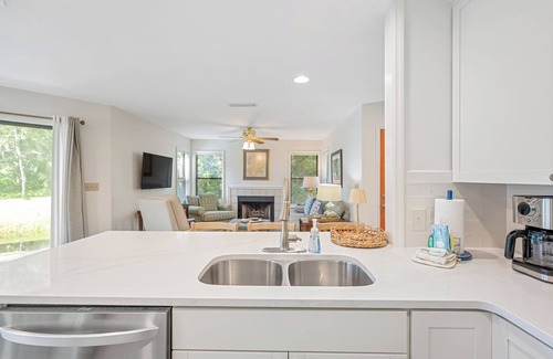 Saint Simons Island Condo | Steps to Village-Relaxing Stay