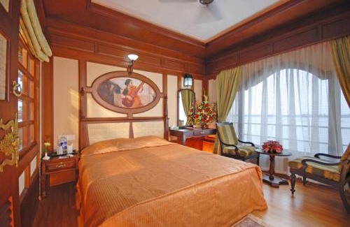 Sea View Ward Boat Rental | Sterling Houseboats Lake Palace, Alleppey