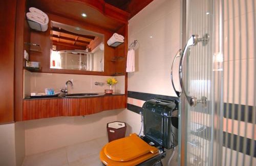 Sea View Ward Boat Rental | Sterling Houseboats Lake Palace, Alleppey