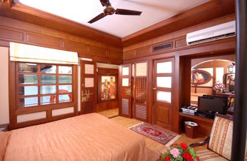Sea View Ward Boat Rental | Sterling Houseboats Lake Palace, Alleppey