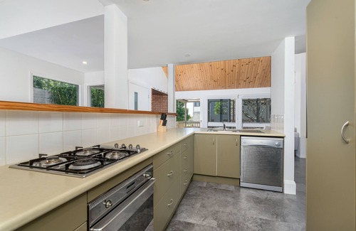 Newcastle House | Stevenson Beach Cottage - Newcastle East