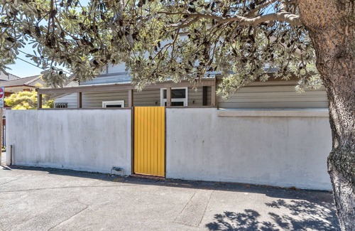 Newcastle House | Stevenson Beach Cottage - Newcastle East