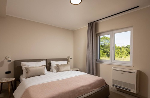 Sinj Condo | Stielvolle Wohnung mit Pool, Jacuzzi und Großem Parkplatz