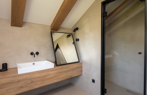 Sinj Condo | Stielvolle Wohnung mit Pool, Jacuzzi und Großem Parkplatz
