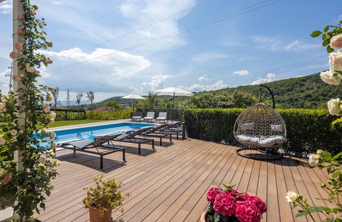 Sinj Condo | Stielvolle Wohnung mit Pool, Jacuzzi und Großem Parkplatz