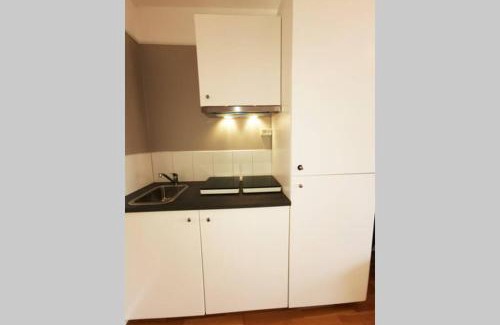 Bastad Apartment | Stilren studiolägenhet på 20 kvm nära havet och centrum! Stationsterrassen 7