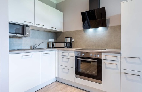 Alt-Travemunde/Ronnau Apartment | Stilvolles Apartment mit Loggia, Wunderschönem Parkblick und Hauseigenem SPA