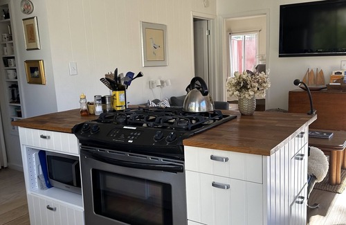 Stinson Beach Cottage | Stinson Beach Cottage - 1 Minute Walk to Beach, in Town with Amenities Galore!