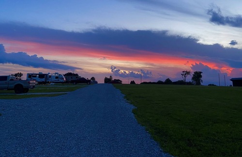 Clinton House | Stocked 4 seasons 5th wheel near Truman Lake in beautiful new campground