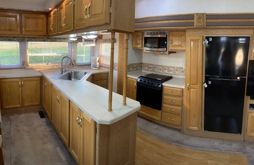 Clinton House | Stocked 4 seasons 5th wheel near Truman Lake in beautiful new campground