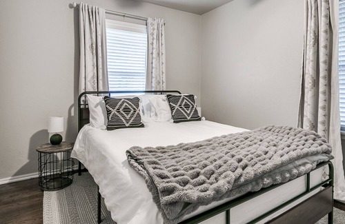 Norman House | Stocked Home-1 Mile to OU/I-35-Big Yard-Garage