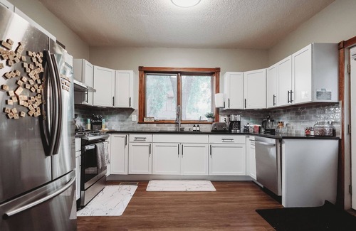Summit - University House | Stocked kitchen | Great for groups | 6 min Uber to Xcel Center and DT St Paul