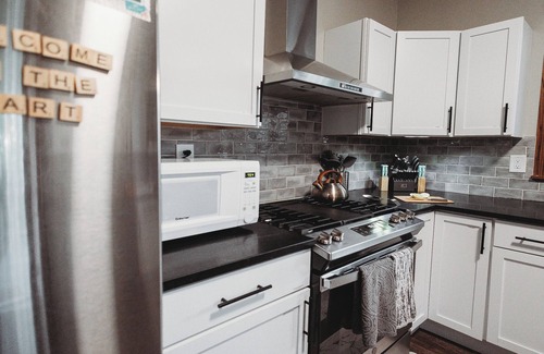 Summit - University House | Stocked kitchen | Great for groups | 6 min Uber to Xcel Center and DT St Paul