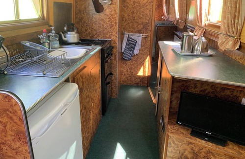 Stone Cabin | Stone - Boat - Sleeps 4 - Pet Friendly-85ws