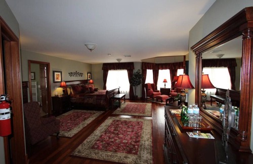Georgetown Bed & Breakfast | Stone Edge Estate Bed & Breakfast - Escarpment Suite (Escarpment Room and Terra Cotta Room)