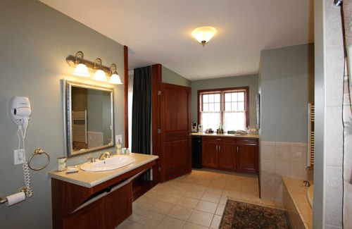 Georgetown Bed & Breakfast | Stone Edge Estate Bed & Breakfast - Escarpment Suite (Escarpment Room and Terra Cotta Room)