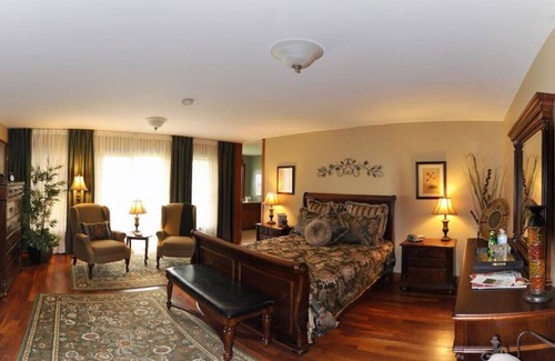 Georgetown Bed & Breakfast | Stone Edge Estate Bed & Breakfast - Escarpment Suite (Escarpment Room and Terra Cotta Room)