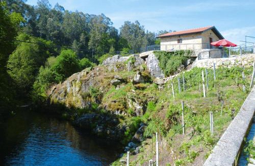 Macieira de Cambra House | Stone House by Caima River with Pool