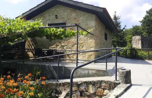 Macieira de Cambra House | Stone House by Caima River with Pool