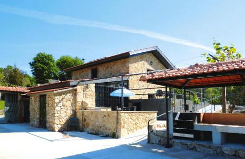 Macieira de Cambra House | Stone House by Caima River with Pool