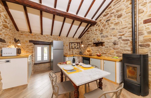 Cortona Villa | Stone house finely furnished, perfect for 4 people. Fenced outdoor space equipped with garden furnit