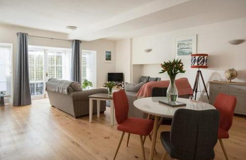 Mylor Churchtown Apartment | Stone's Throw - 2 Bed Apartment Centre of Falmouth