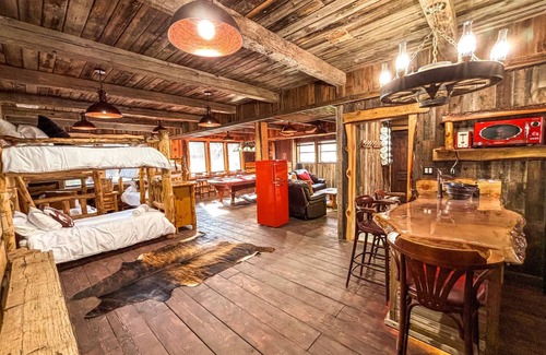 Sundance Cabin | Stone Table Hideaway - Sleeps 8 - HOT TUB
