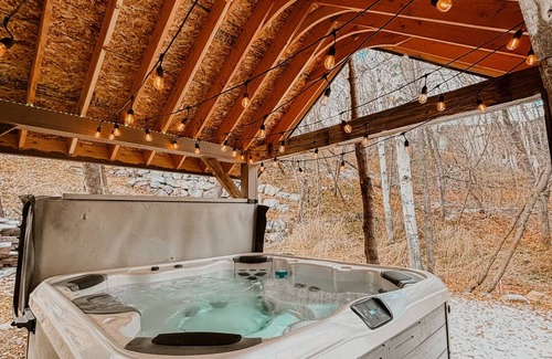 Sundance Cabin | Stone Table Hideaway - Sleeps 8 - HOT TUB