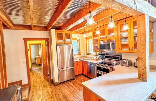 Sundance Cabin | Stone Table Lodge - Sleeps 16 - 2 HOT TUBS!